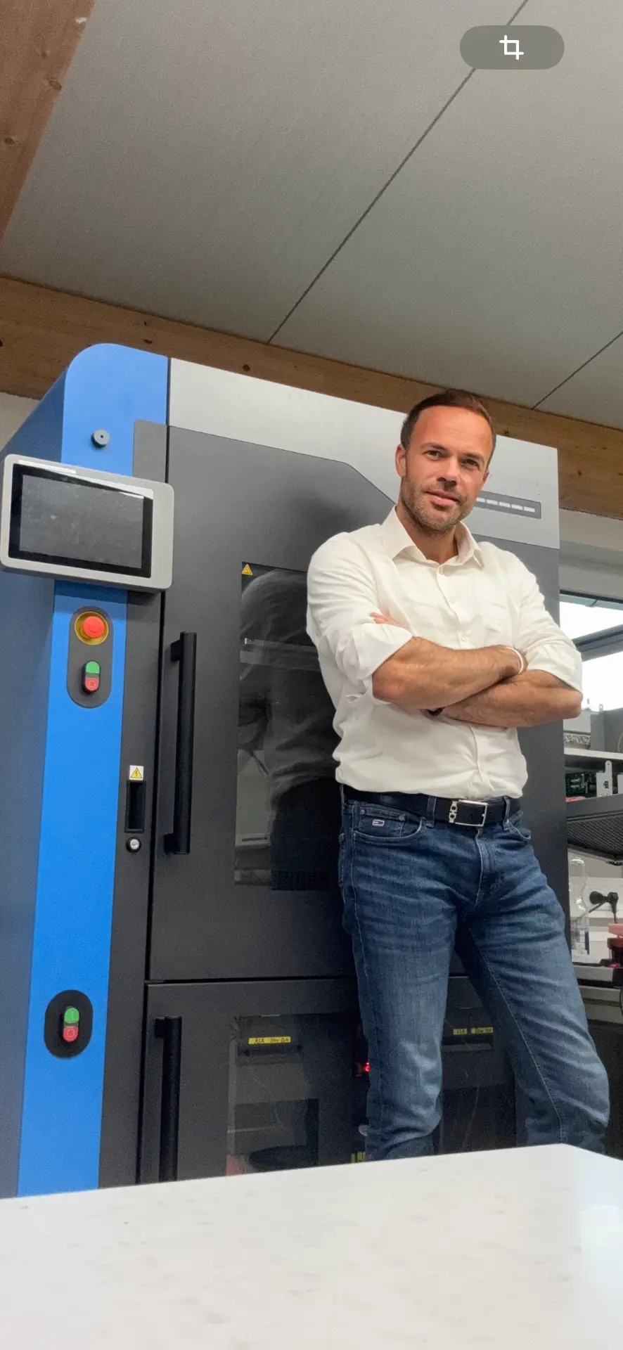 Geschäftsführer Christoph Gabath am industriellen 3D-Drucker von AL Industrieelektronik