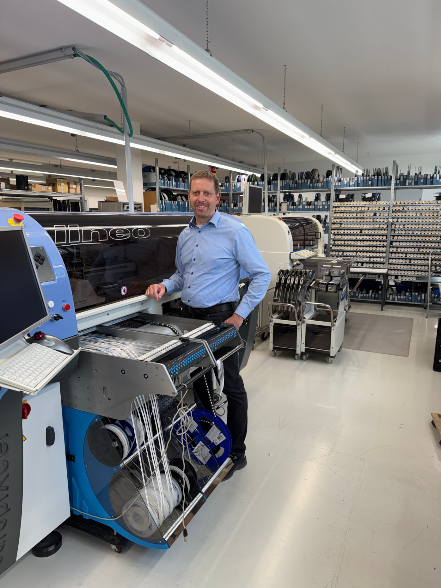 Geschäftsführer Martin Dittebrand an einer SMT-Bestückungslinie von AL Industrieelektronik in Graben